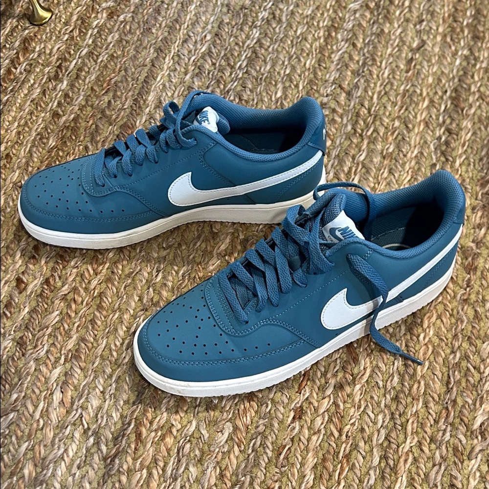 Nike Men's Teal Low-Top Sneakers with White Swoosh Accents Mens size 10 leather